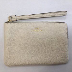 Coach NWT Authentic Woman's Corner Zip Wristlet Chalk in Crossgrain Leather